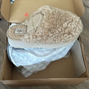 Brand new Ugg maxi curly platform
